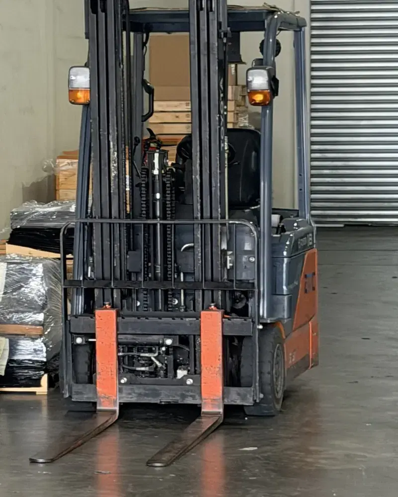 V-Series lift truck in a warehouse bay